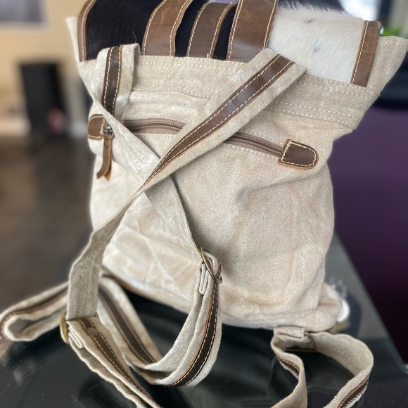 Chic Two-Tone Leather Backpack - Picture 2 of 3